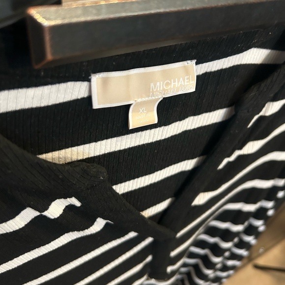 Michael Kors black & white striped blouse a V-neck and button placket detail - Picture 6 of 6